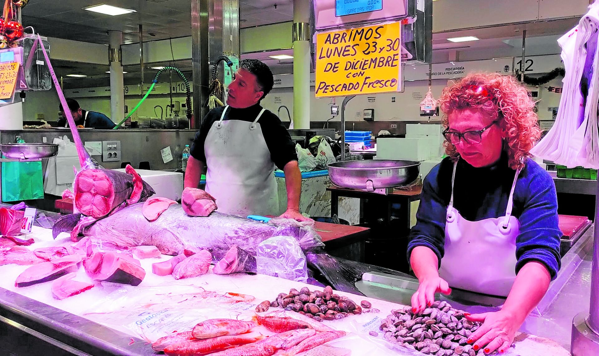 Vendedores de pescado en el Mercado Central de Almería.