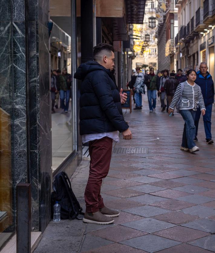 Imagen secundaria 2 - Felipe Céspedes, durante la actuación callejera. 