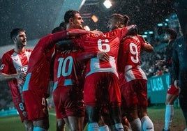 Varios jugadores del Almería celebrando un gol en Ferrol