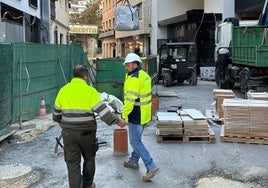 Operarios en los últimos días continúan con las obras de la calle San Clemente.