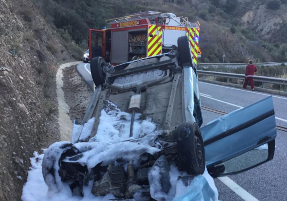 Coche volcado en Almegíjar.