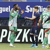 Expulsión por tarjeta roja directa de Martin Hongla en Ipurua.