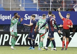 Expulsión por tarjeta roja directa de Martin Hongla en Ipurua.