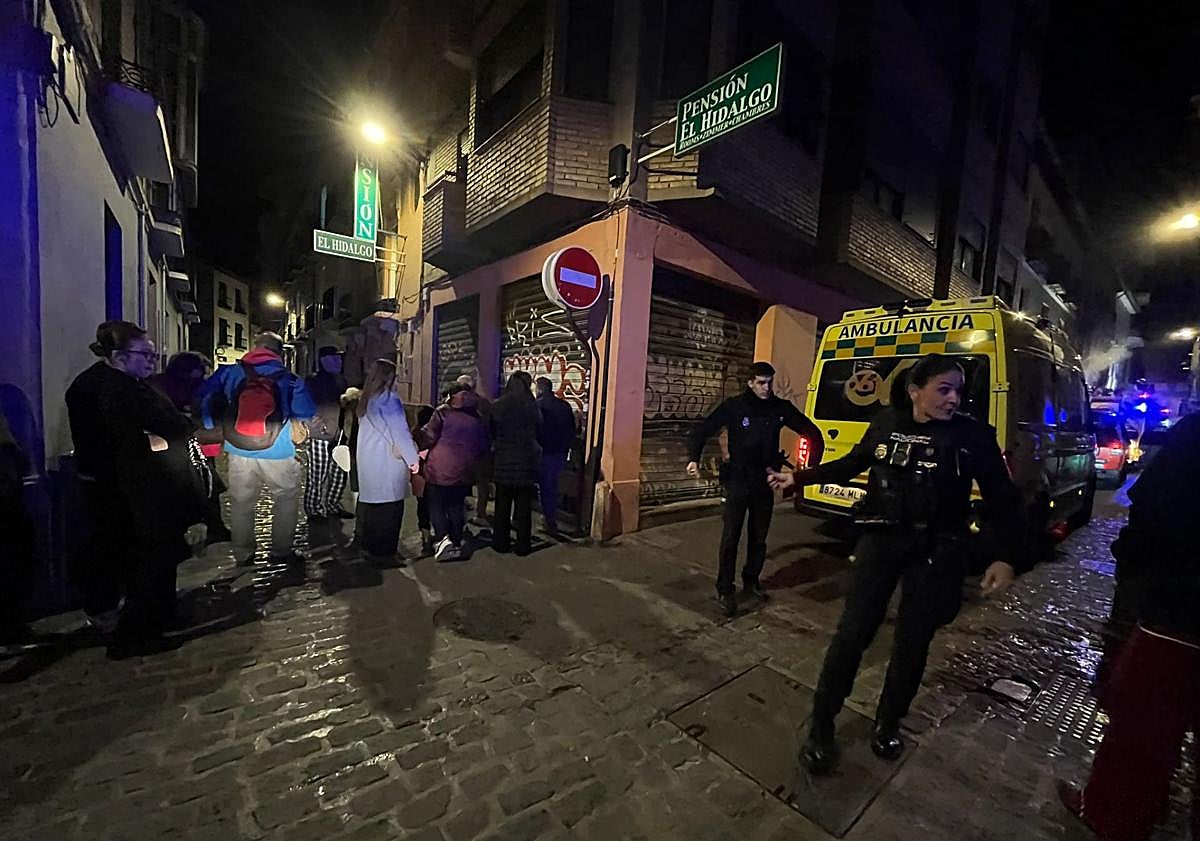 Imagen principal - Agentes, durante la extinción de incendio. 