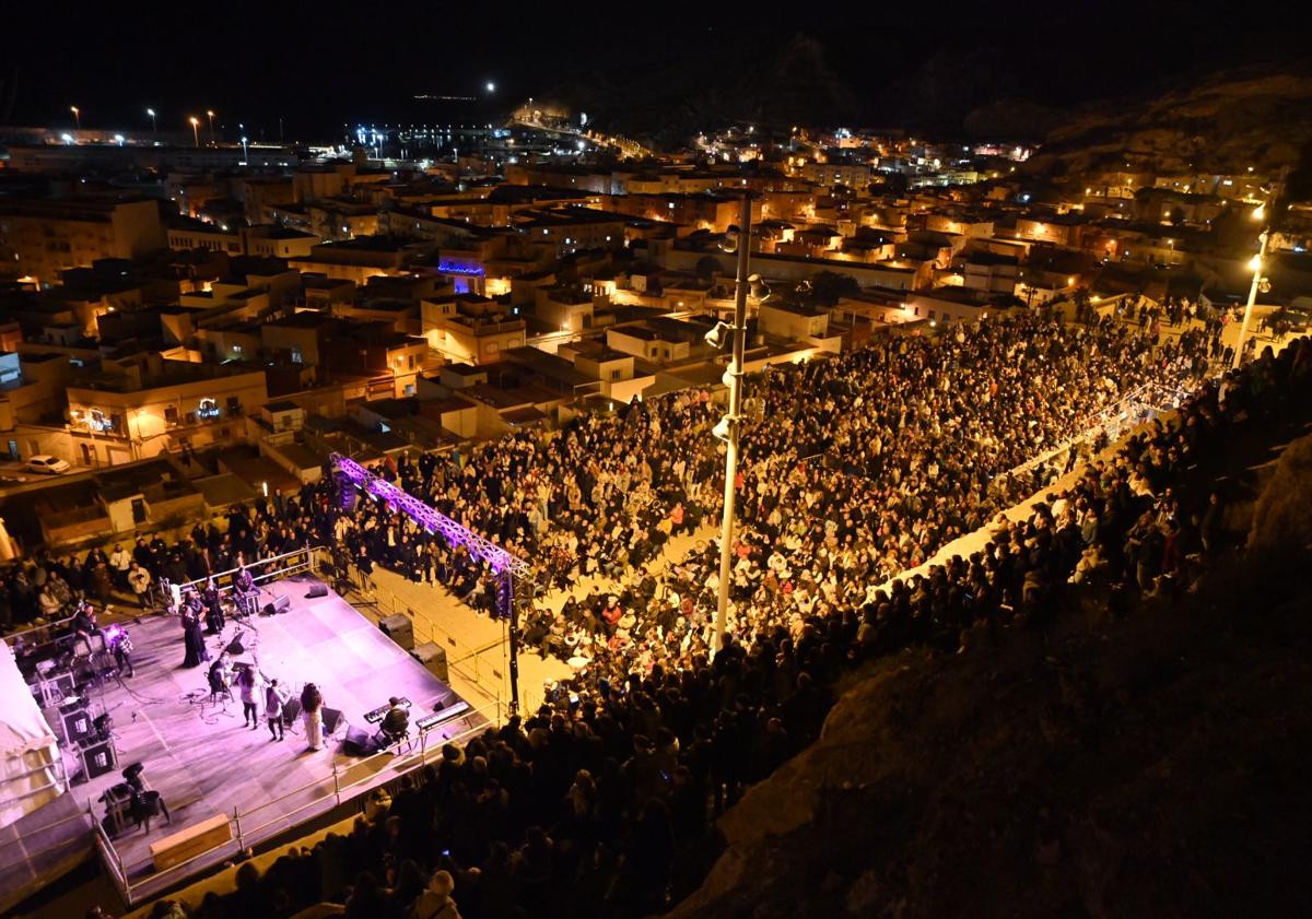 Imagen principal - La Noche de las Candelas: el primer brindis de la Navidad desde el Mesón Gitano