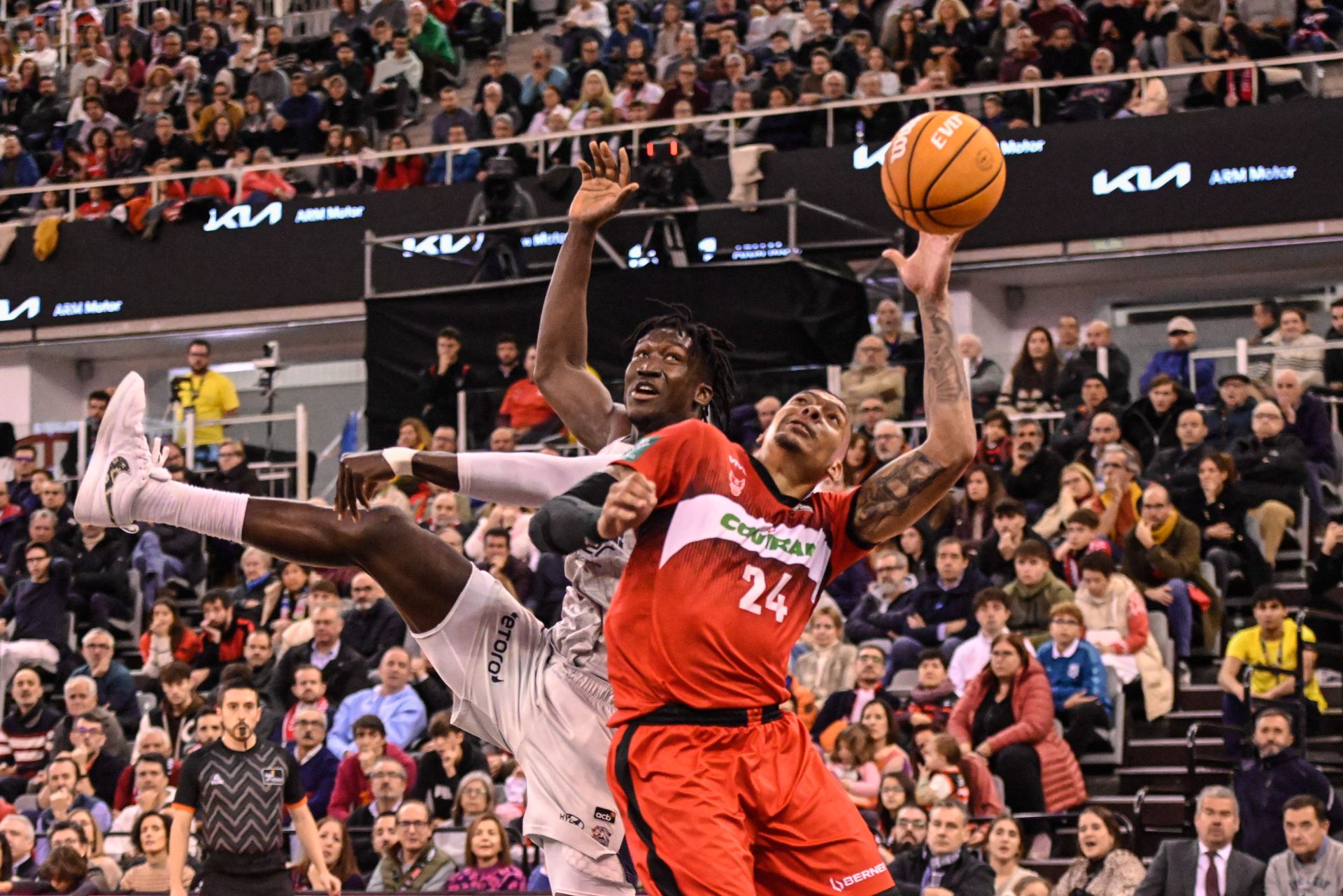 Wiley (24) brega por un rebote con Diop, del Baskonia.