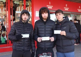 Raúl, Jesús y Jordi muestran sus entradas para el partido contra el Getafe.