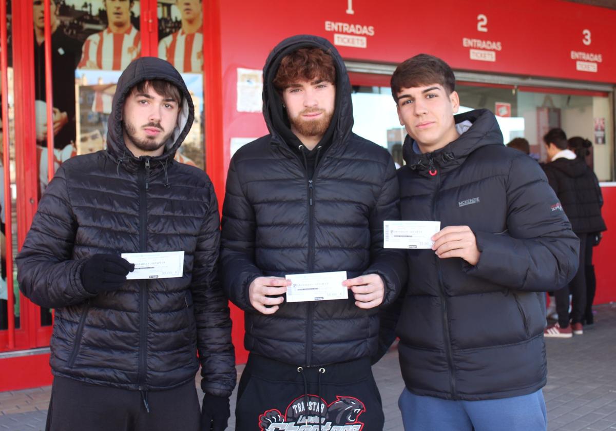 Raúl, Jesús y Jordi muestran sus entradas para el partido contra el Getafe.