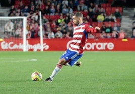 Alberto Perea lanza la falta que terminó en gol contra la Ponferradina.