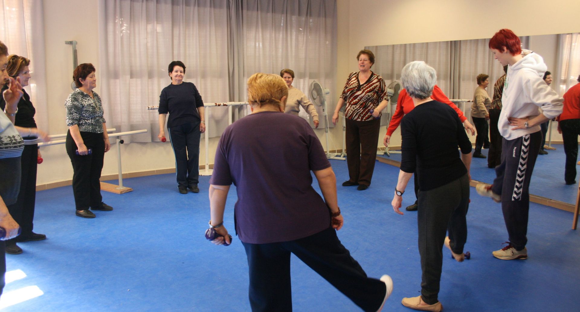 Imagen de archivo de una clase de gerontogimnasia para mujeres de la Tercera Edad.