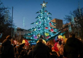 Familias congregadas alrededor del árbol-noria de Plaza Bib-Rambla, este miércoles de Navidad.