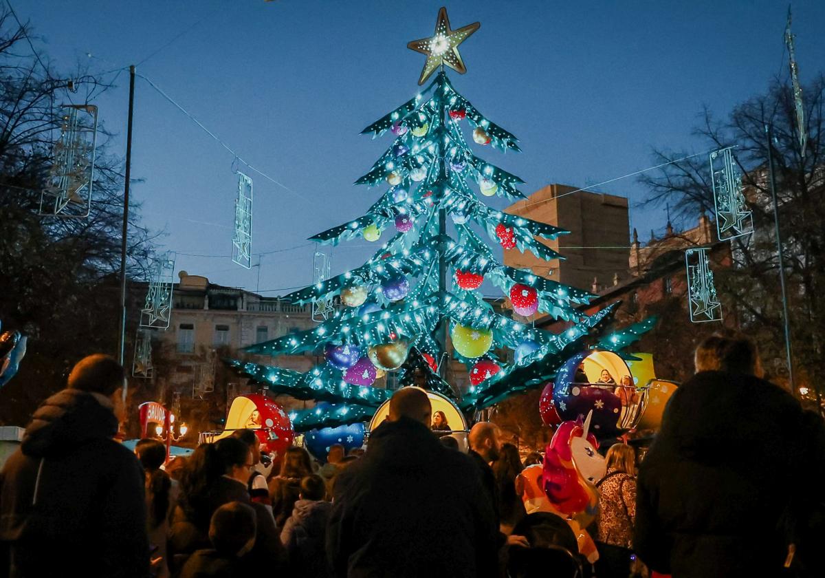 Familias congregadas alrededor del árbol-noria de Plaza Bib-Rambla, este miércoles de Navidad.
