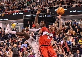 Wiley (24) brega por un rebote con Diop, del Baskonia.