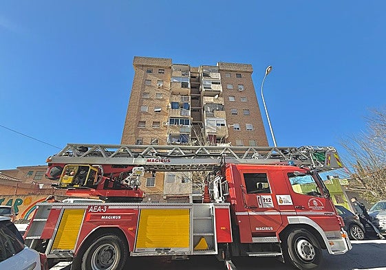 Vehículo de Bomberos de Granada delante del edificio afectado.
