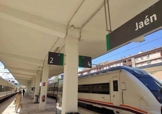 Andenes de la estación ferroviaria de Adif en la capital jienense.