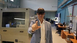 José Luis Estrella con unas gafas de realidad aumentada, desarrolladas para su uso en agricultura.