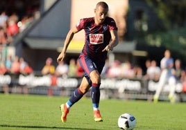 Alejandro Gálvez persigue un balón durante un partido.