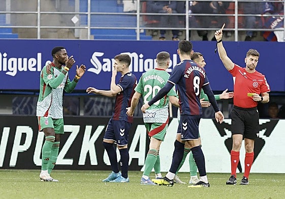 Expulsión de Martin Hongla en Ipurua.