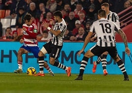 Sergio Rodelas encara durante el partido contra el Cartagena.