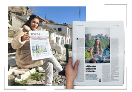 Zeinab muestra la portada de IDEAL con su historia en la Verea de Enmedio, en el Sacromonte.