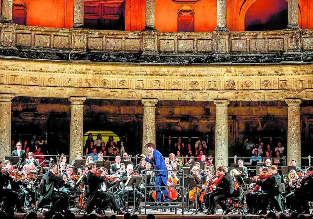 La Filarmónica de Viena, en el palacio de Carlos V durante el Festival Internacional de Música y Danza.