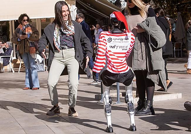 Raquel, bailando con el robot.