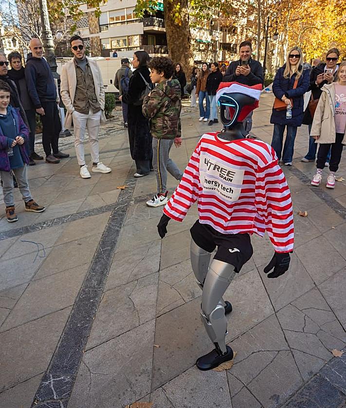 Imagen secundaria 2 - Gabril y María Azucena saludan al robot, en la Fuente de las Batallas. 
