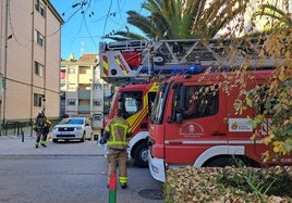 Bomberos actúan en el incendio de una vivienda en Parque Nueva Granada este sábado.