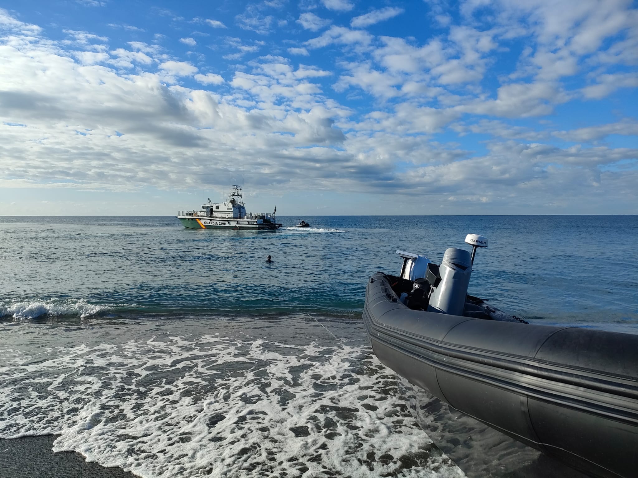 La narcolancha encallada, momentos antes de ser remolcada por la Guardia Civil del mar.