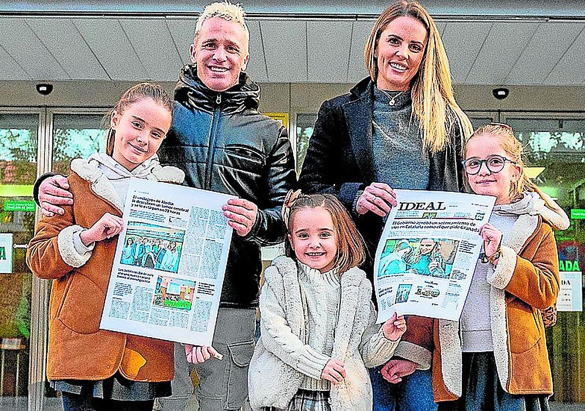Alodía y su familia con la portada de IDEAL en el Materno.