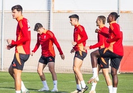 Los jugadores del Granada, durante un entrenamiento anterior este curso.