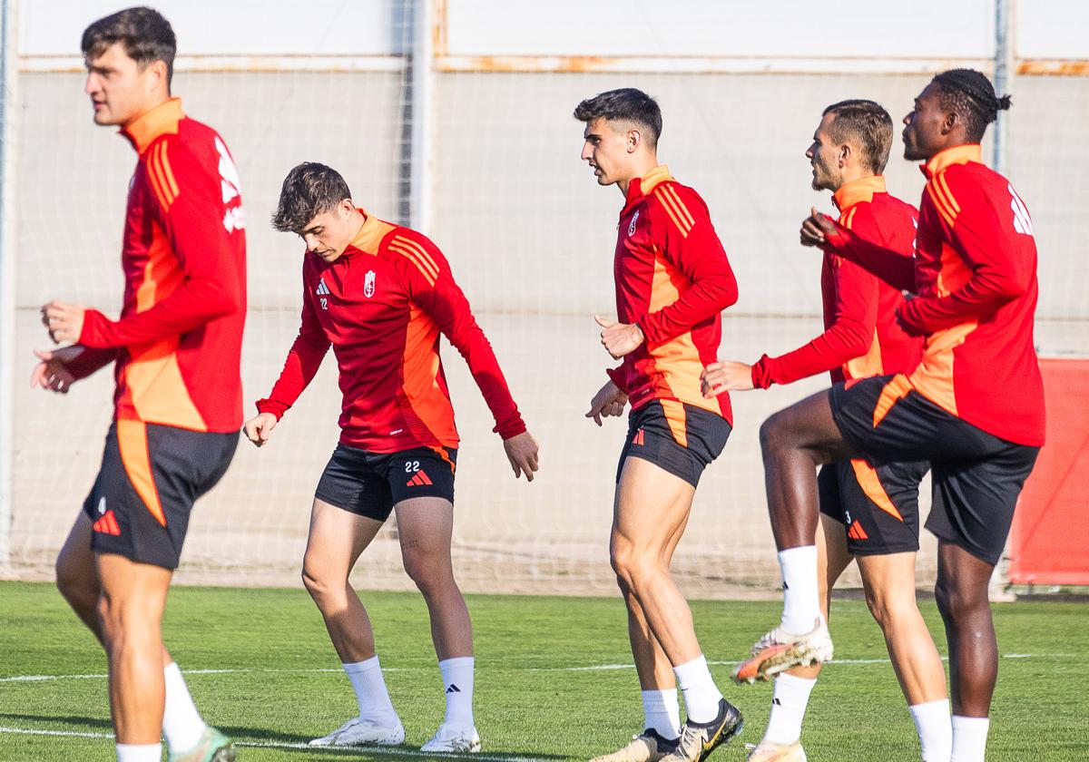 Los jugadores del Granada, durante un entrenamiento anterior este curso.