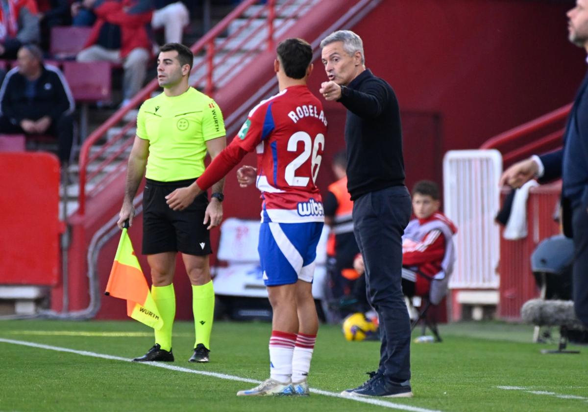 Fran Escribá alecciona a Sergio Rodelas durante un partido en Los Cármenes.