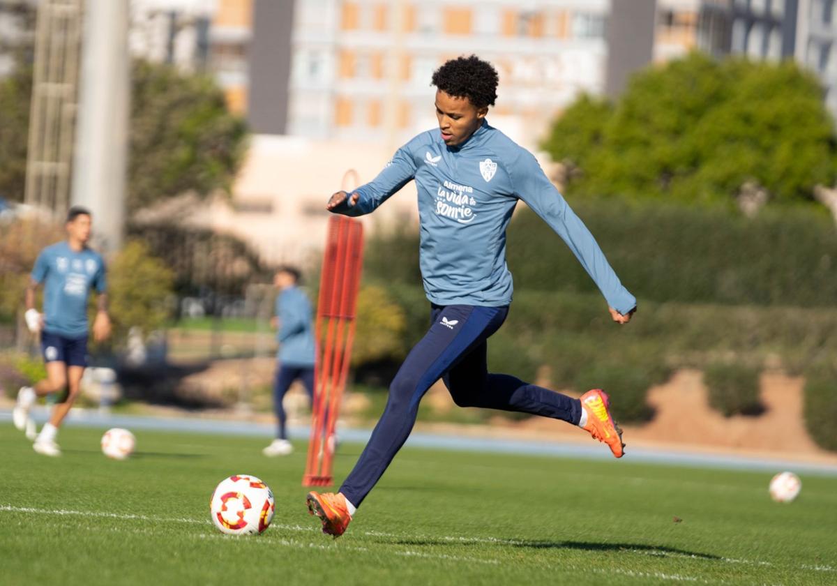 Lázaro Vinicius entrenando con el Almería tras volver de Brasil