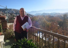 El catedrático Manuel Titos, en la azotea de su casa, con Sierra Nevada al fondo.