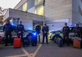 Los cinco agentes y el jefe de la Policía Local posan antes de iniciar el viaje hacia Valencia.