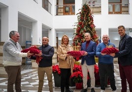 Los embajadores reciben las coronas.