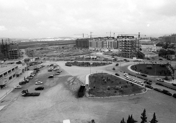 Inicios del Bulevar, a fines del XX, con la estación desplazada a la izquierda y la futura plaza de Jaén por la Paz.