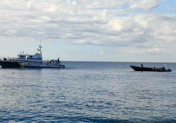 La narcolancha fue remolcada por la Guardia Civil hasta el Puerto de Motril.