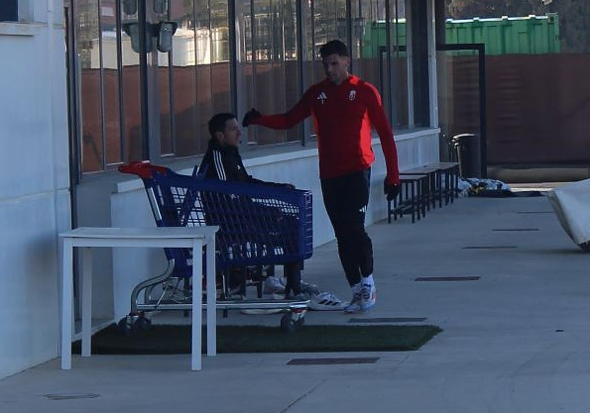 Lucas Boyé vuelve al vestuario ya tras sus ejercicios.