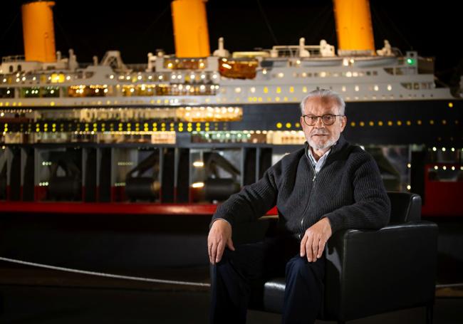Jiménez, junto a la maqueta del Titanic expuesta en el Parque de las Ciencias.