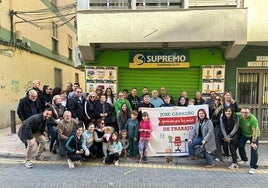 José Carreño, homenajeado ayer por sus vecinos y amigos en la puerta de su negocio.