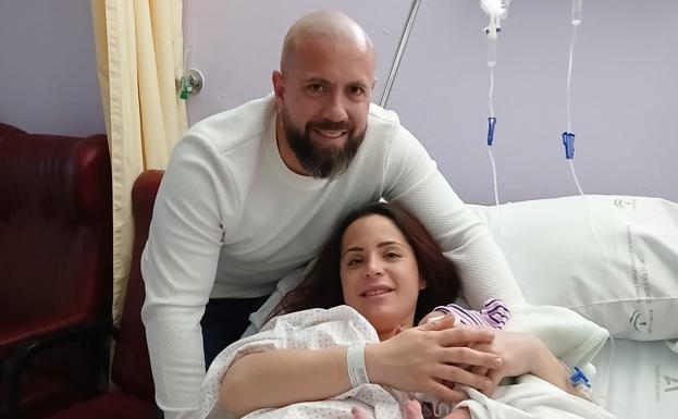 El pequeño Hugo son sus padres Juana María y Alberto.