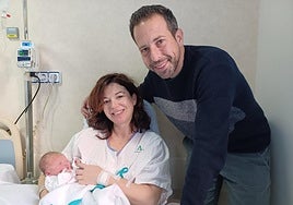 Eva María y Rafael sonríen felices con su pequeña Miriam, en el Hospital Materno Infantil de Granada.