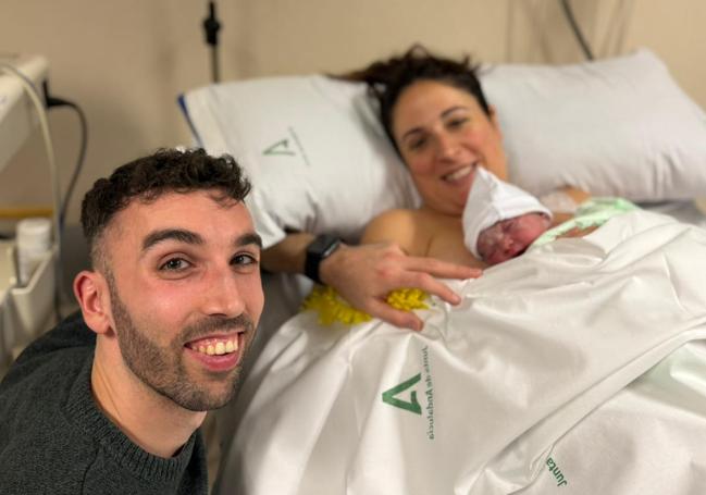 Celia y Antonio posan junto a Nora, primer bebé nacido en 2025 en el Hospital San Cecilio.