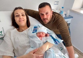 Iker duerme en brazos de su madre, Rocío, con su padre del mismo nombre al lado.