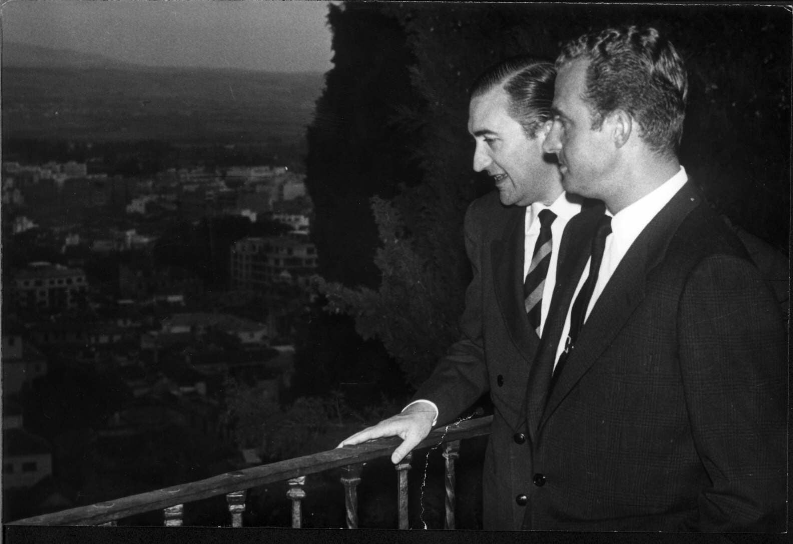 Con el entonces príncipe Juan Carlos en la exposición «El agua» en el carmen de la Fundación Rodríguez Acosta que coincidió con el Festival Internacional de Música y Danza de Granada. Año 1964.