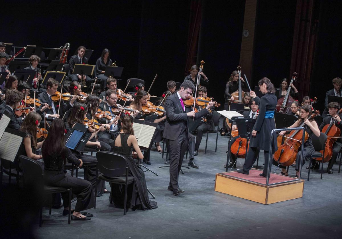 Imagen principal - La Orquesta de la Fundación Barenboim-Said comparte su talento y precisión técnica en su concierto en el Auditorio