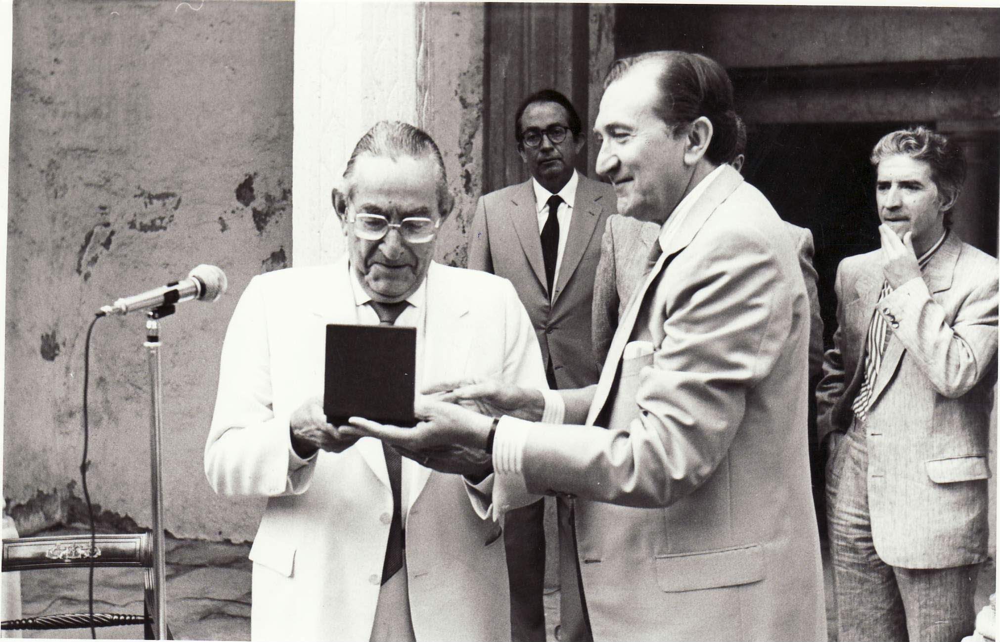 El poeta granadino Luis Rosales recibe la Medalla de Honor de la Fundación Rodríguez-Acosta. Año 1987