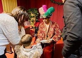El Cartero Real recibe la carta a los Reyes Magos de un pequeño granadino.